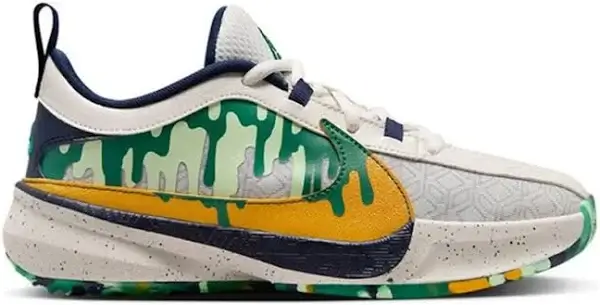 Zapatilla Nike Zoom Freak 6 camo verde-oro, firma Giannis Antetokounmpo