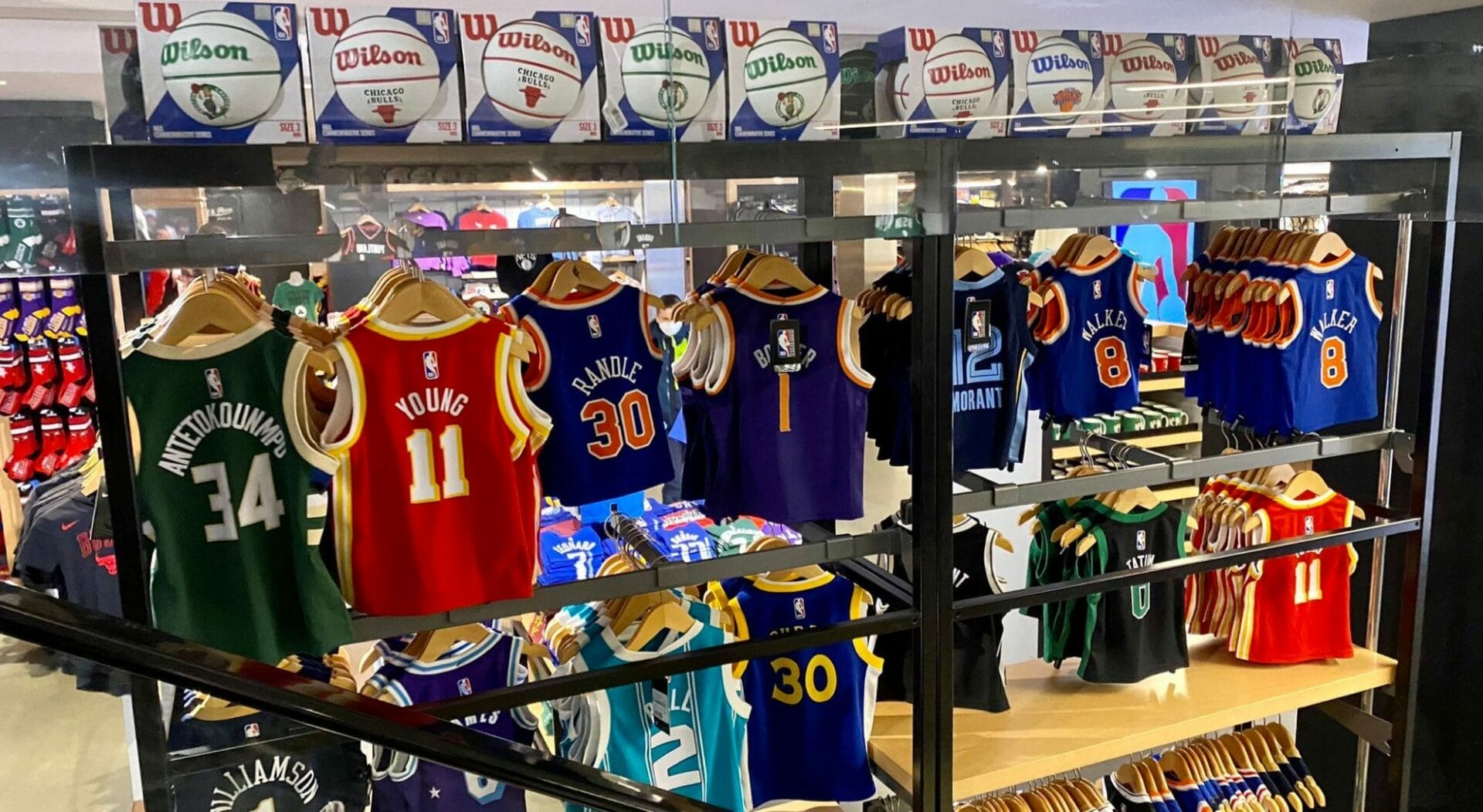 Im NBA Store in New York müssen die Fans den Korb betreten: 20% Rabatt mit Trip Double! - Reisedoppelt