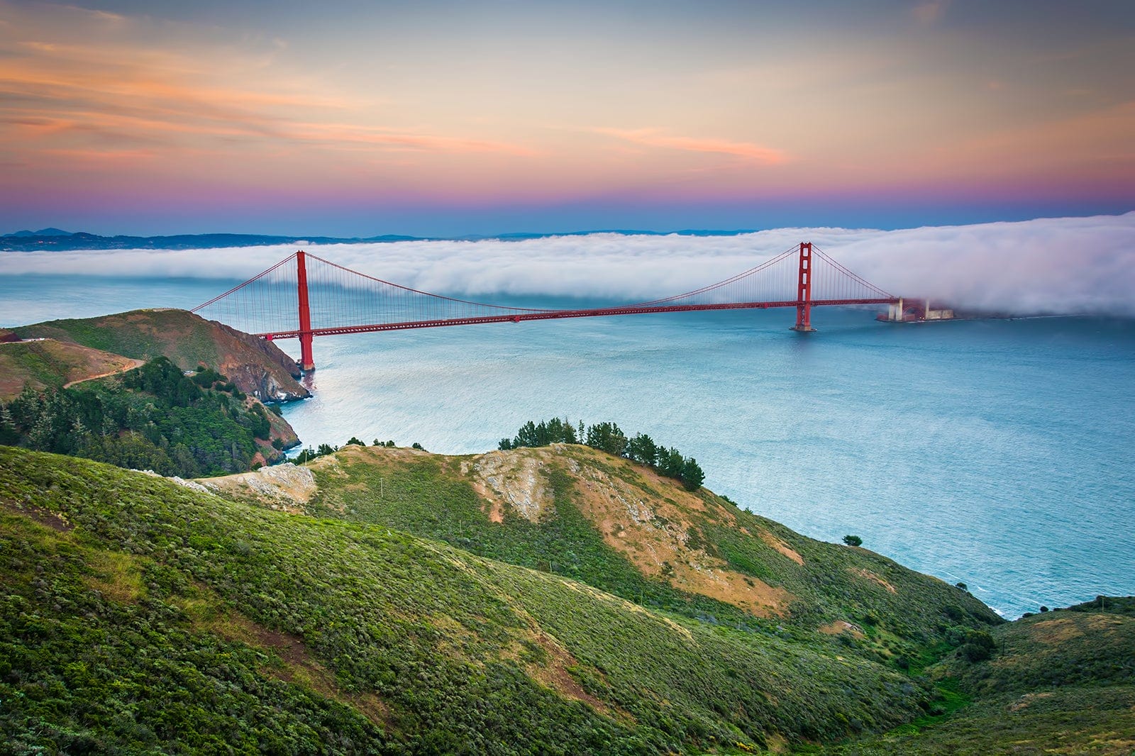 Foto del Golden Gate Bridge en San Francisco tomada desde Hawk Hill al atardecer