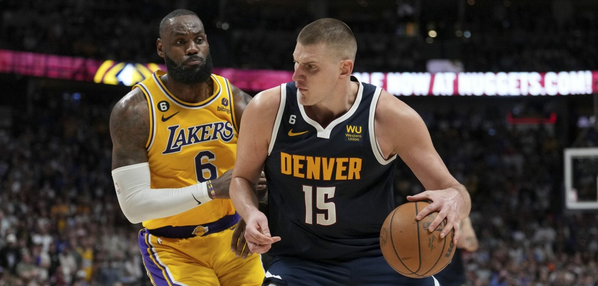 Nikola Jokić alza el trofeo de MVP de las Finales 2023 con los Denver Nuggets