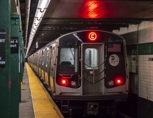 Rame de métro à New York arrivant en station
