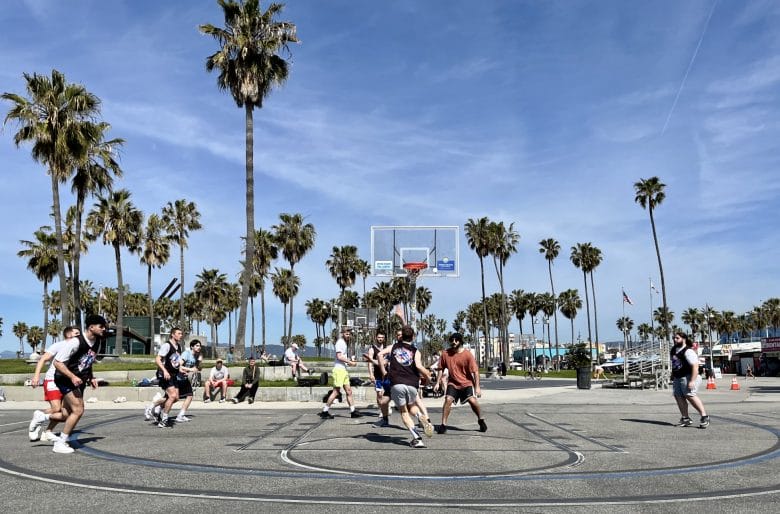 Venice Beach Playground, una famosa cancha de basket callejero junto a la playa en Los Angeles.