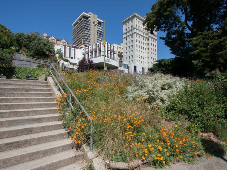 Escaleras y cuestas de Russian Hill cerca de Taylor y Vallejo, una zona de San Francisco vinculada a la persecución de Bullitt.