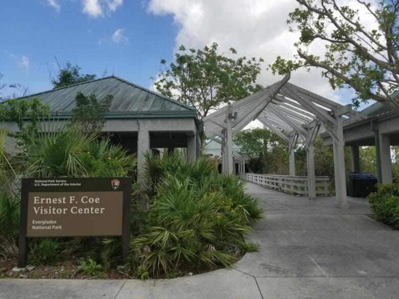Entrada del Ernest F. Coe Visitor Center, principal centro de visitantes de Everglades National Park, situado cerca de Homestead, Florida.