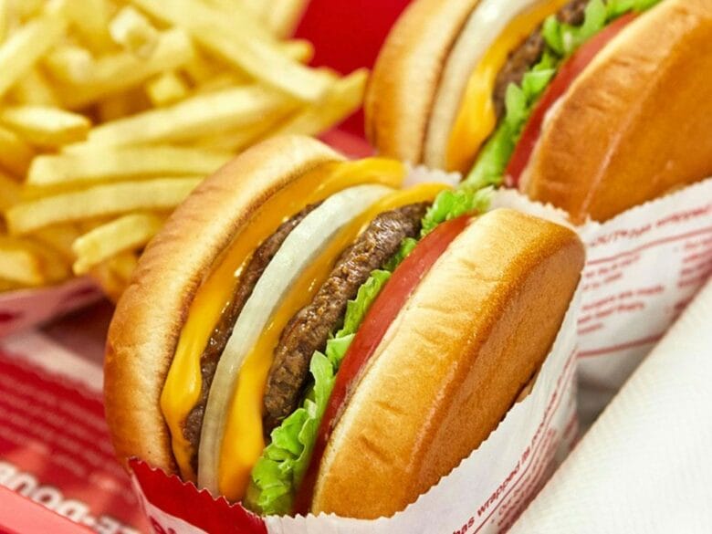 Hamburguesas con queso y patatas fritas de In-N-Out Burger.