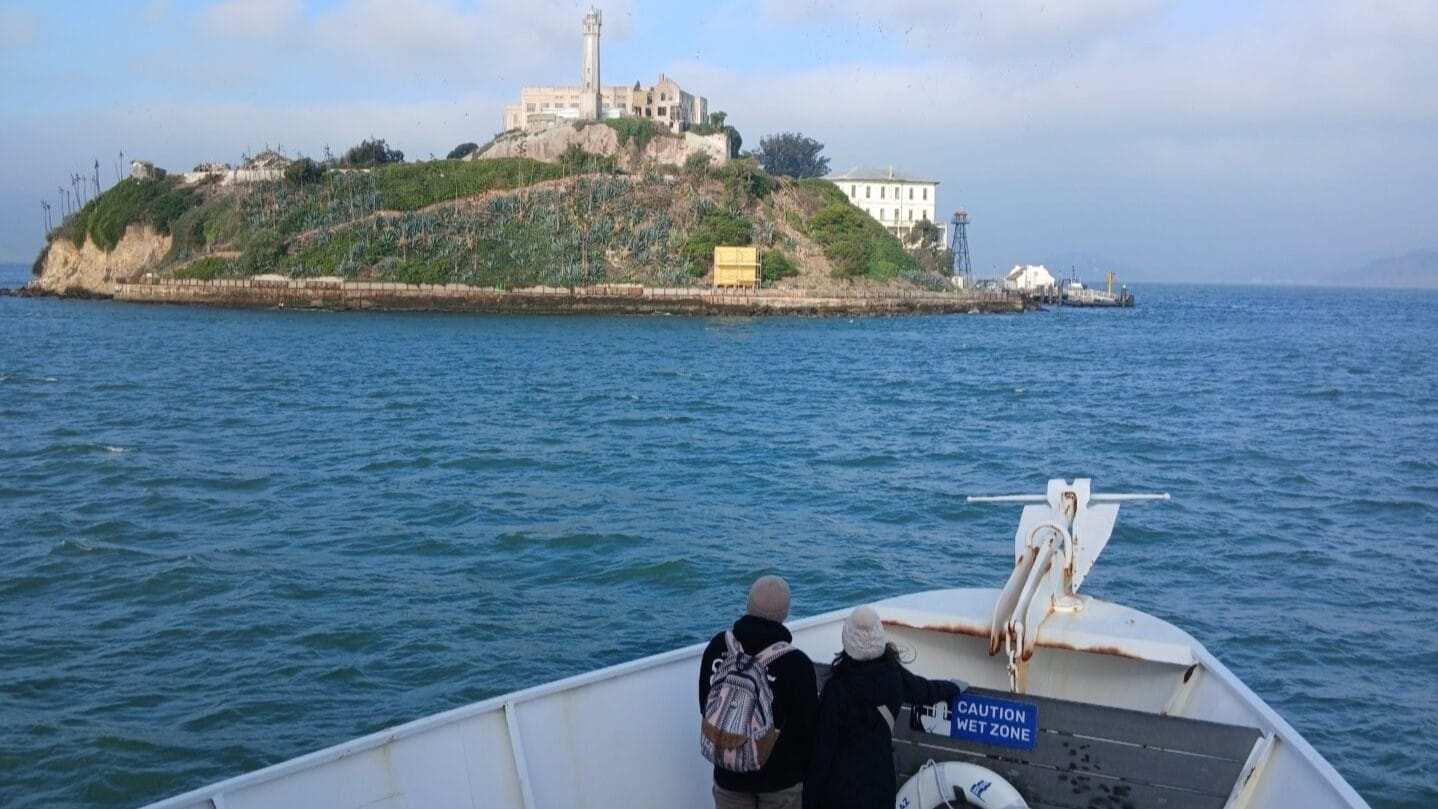 Alcatraz en la bah&iacute;a de San Francisco, con una perspectiva amplia ideal para entender la ubicaci&oacute;n de la isla.