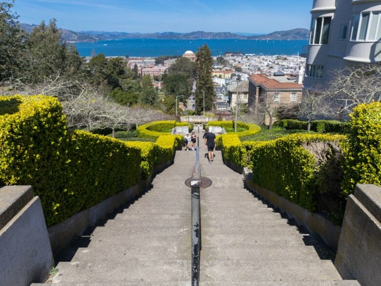 Vistas desde Lyon Street Steps en San Francisco hacia la bahía y el Palace of Fine Arts.