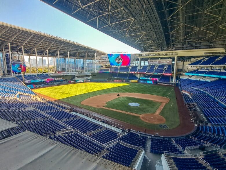 Interior del loanDepot Park de Miami con el terreno de juego, las gradas y el techo retráctil
