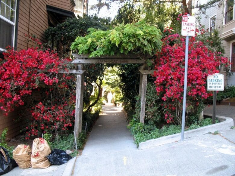 Entrada de Macondray Lane en Russian Hill, una calle de San Francisco vinculada a Tales of the City.
