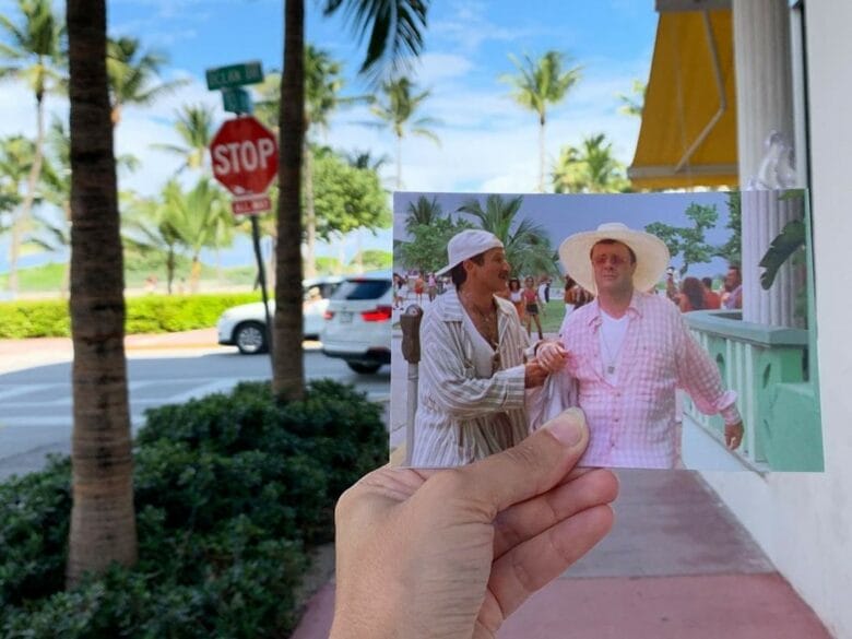 Foto comparativa de The Birdcage frente a The Carlyle en Ocean Drive, Miami Beach.