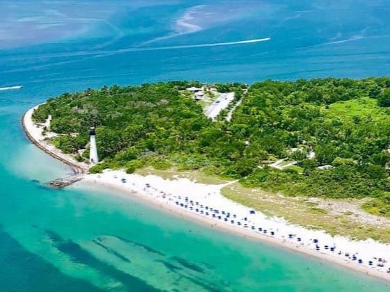 Vista aérea de Bill Baggs Cape Florida State Park y el Cape Florida Lighthouse en Key Biscayne, Florida, con sus playas de arena blanca y aguas turquesas.