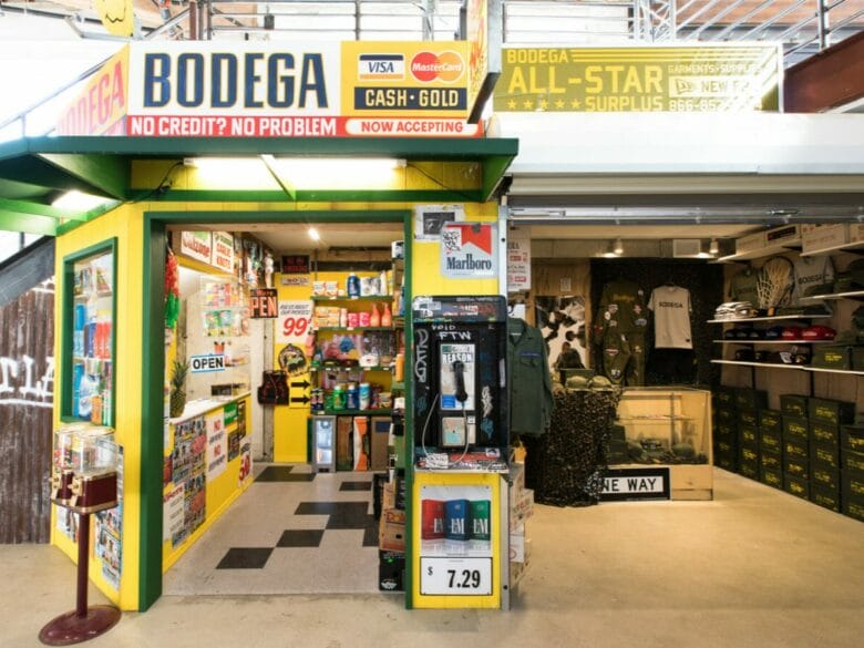 Entrada de Bodega en ROW DTLA, una tienda de sneakers y streetwear en Los Angeles con estética de tienda escondida.