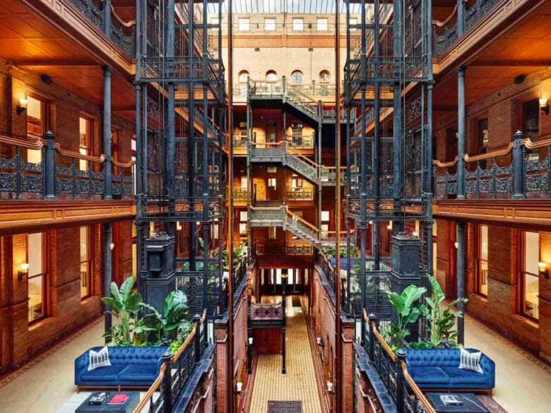 Bradbury Building, uno de los escenarios de cine más famosos que visitar en Los Ángeles.