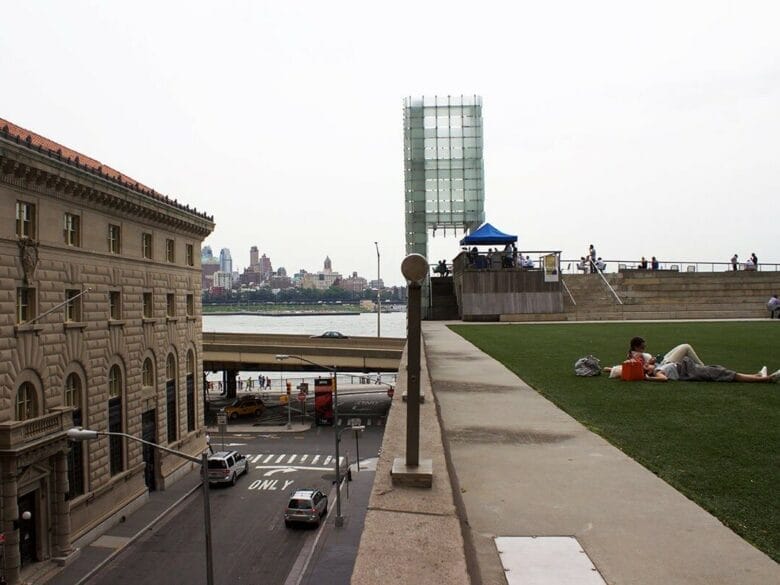 Elevated Acre, una terraza ajardinada escondida en el Financial District de Nueva York con vistas al East River.
