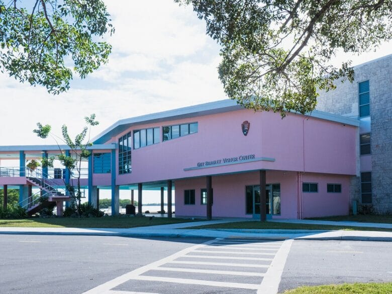 Exterior del Guy Bradley Visitor Center en Flamingo, uno de los principales centros de visitantes de Everglades National Park, en el sur de Florida.