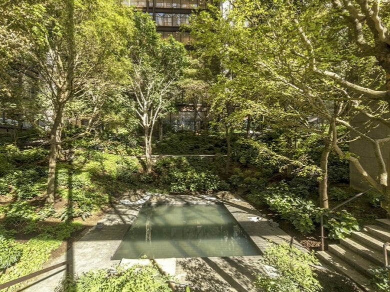 Jard&iacute;n interior del Ford Foundation Building en Nueva York, un espacio verde escondido entre edificios de Manhattan.