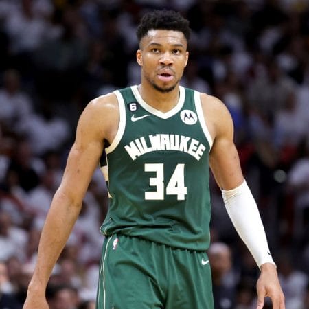 Giannis Antetokounmpo au Fiserv Forum en maillot vert n&deg;34 des Milwaukee Bucks