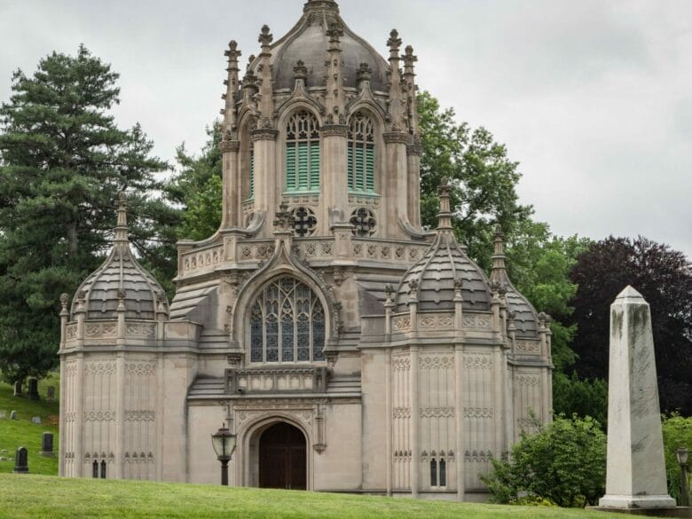 Green-Wood Cemetery en Brooklyn, un cementerio hist&oacute;rico de Nueva York con arquitectura g&oacute;tica, mausoleos y jardines.