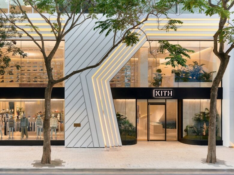 Fachada de Kith Design District en Miami, tienda premium de sneakers y moda streetwear.