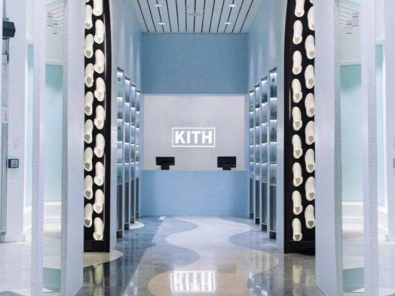 Interior de Kith Miami Beach, tienda de sneakers y streetwear en Miami Beach.