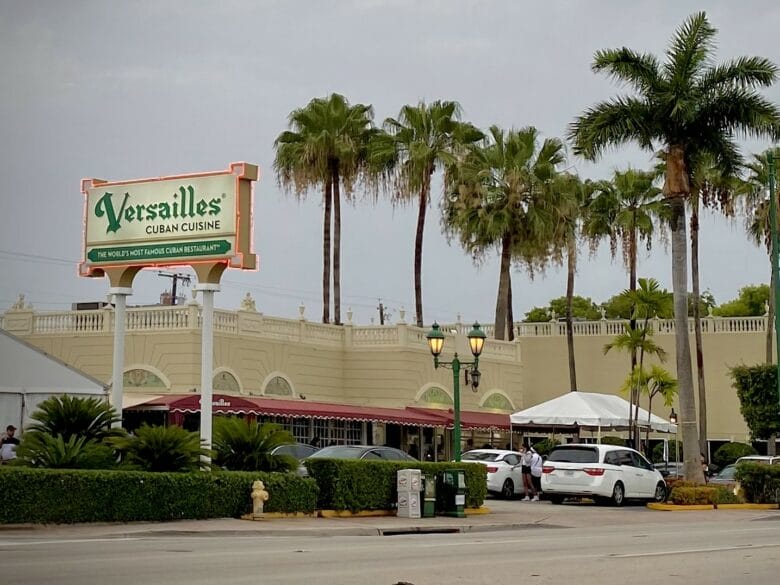Restaurante Versailles en Little Havana Miami con su cartel de cocina cubana y palmeras