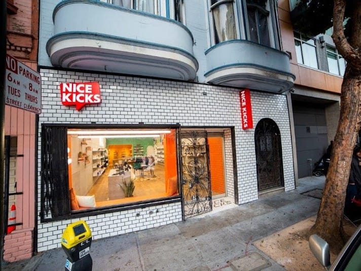 Fachada de la tienda Nice Kicks en San Francisco, especializada en sneakers y zapatillas de colección.