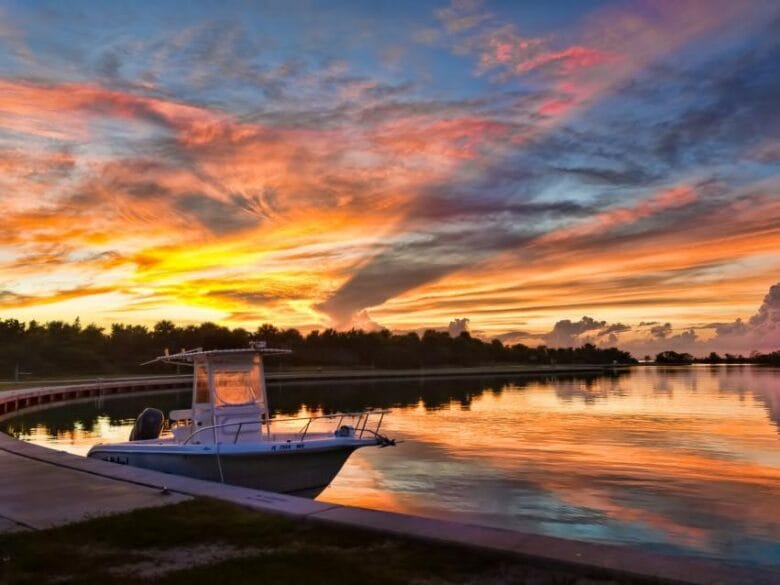 Barco amarrado al atardecer en No Name Harbor, uno de los rincones más tranquilos y pintorescos de Key Biscayne, cerca de Bill Baggs Cape Florida State Park.