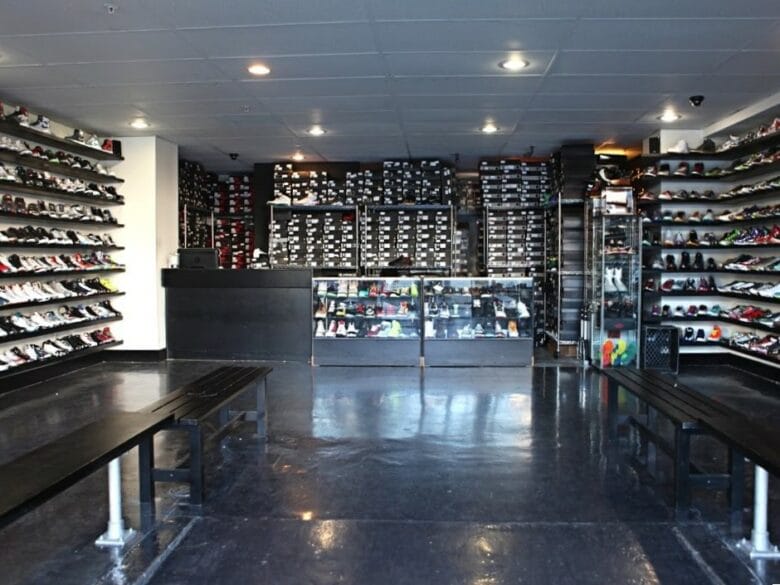 Interior de RIF LA en Los Angeles, con paredes llenas de sneakers, vitrinas y cajas de zapatillas al fondo.