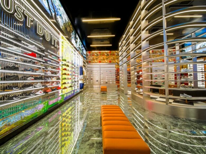 Interior de una tienda de sneakers en San Francisco con estanterías iluminadas y gran selección de zapatillas deportivas.