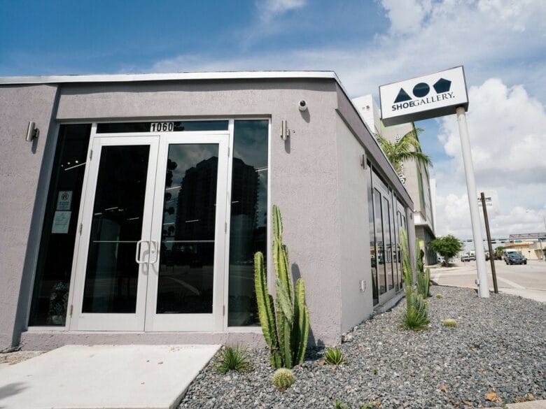 Fachada de Shoe Gallery Miami, tienda especializada en sneakers y streetwear.