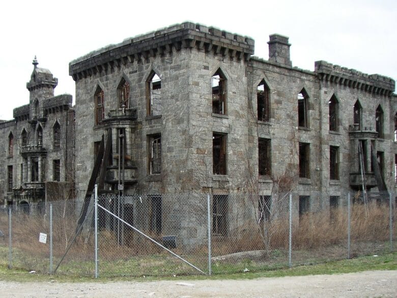 Ruinas del Smallpox Hospital en Roosevelt Island, un antiguo hospital abandonado y uno de los lugares secretos m&aacute;s misteriosos de Nueva York.
