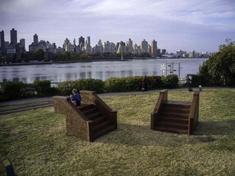 Socrates Sculpture Park en Queens, un parque art&iacute;stico al aire libre con esculturas y vistas al skyline de Manhattan.