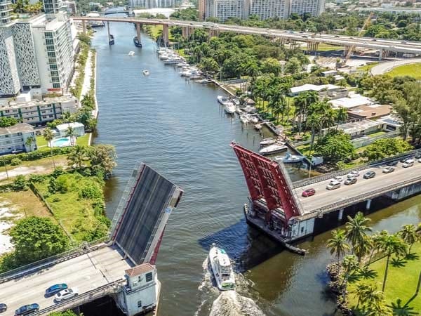 South Miami Avenue Bridge en Brickell, localizaci&oacute;n vinculada a 2 Fast 2 Furious en Miami.