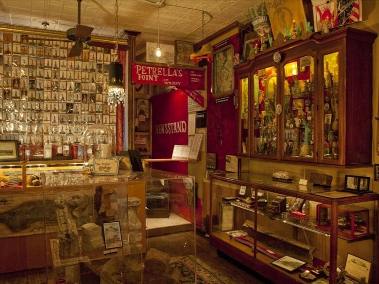 The City Reliquary en Williamsburg, un peque&ntilde;o museo secreto de Nueva York con objetos hist&oacute;ricos, recuerdos urbanos y curiosidades locales.