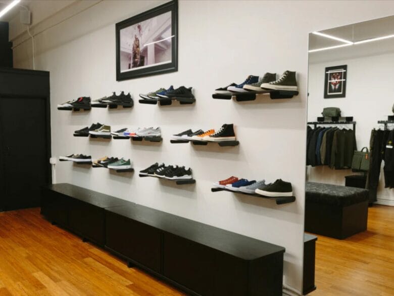 Interior de una tienda de sneakers en San Francisco con zapatillas expuestas en estanterías de pared.