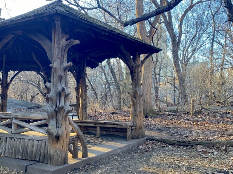 The Ramble en Central Park, una zona boscosa y escondida de Nueva York con senderos, &aacute;rboles y un pabell&oacute;n de madera.