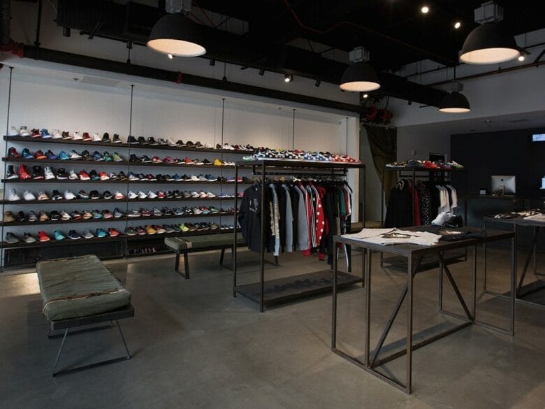 Interior de UNDEFEATED La Brea en Los Angeles, con estanterías de sneakers y ropa streetwear expuesta.