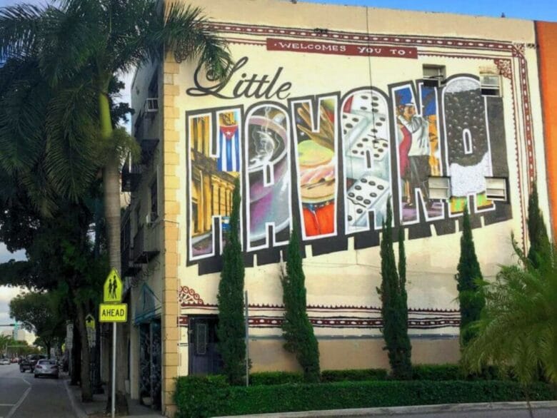 Mural de Little Havana en Miami con letras coloridas, palmeras y símbolos cubanos