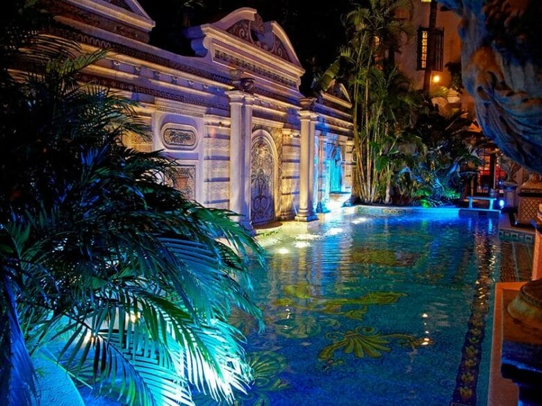 Piscina de Villa Casa Casuarina, la antigua mansi&oacute;n Versace en Miami Beach.