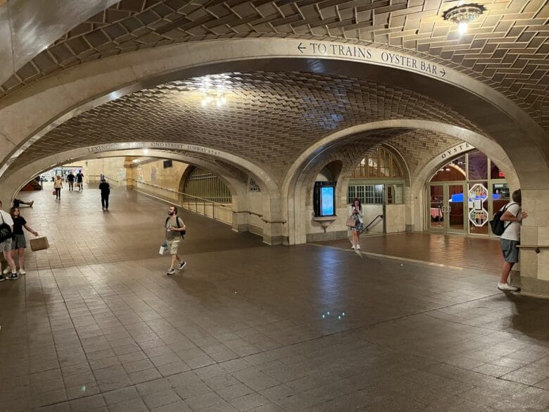 Whispering Gallery en Grand Central Terminal, un rinc&oacute;n secreto de Nueva York conocido por su efecto ac&uacute;stico bajo los arcos.