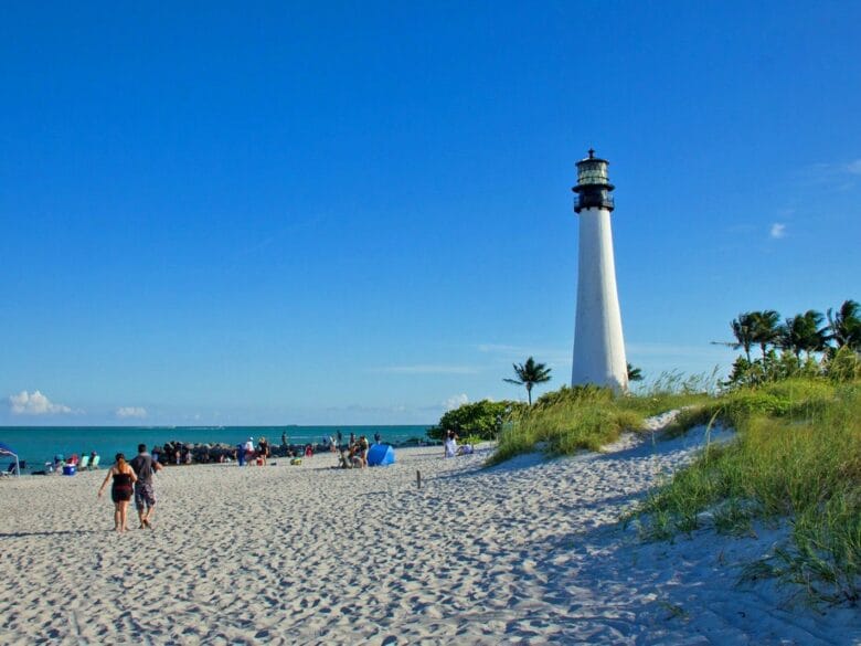 Cape Florida Lighthouse junto a la playa de Bill Baggs Cape Florida State Park en Key Biscayne, uno de los lugares imprescindibles para visitar cerca de Miami.