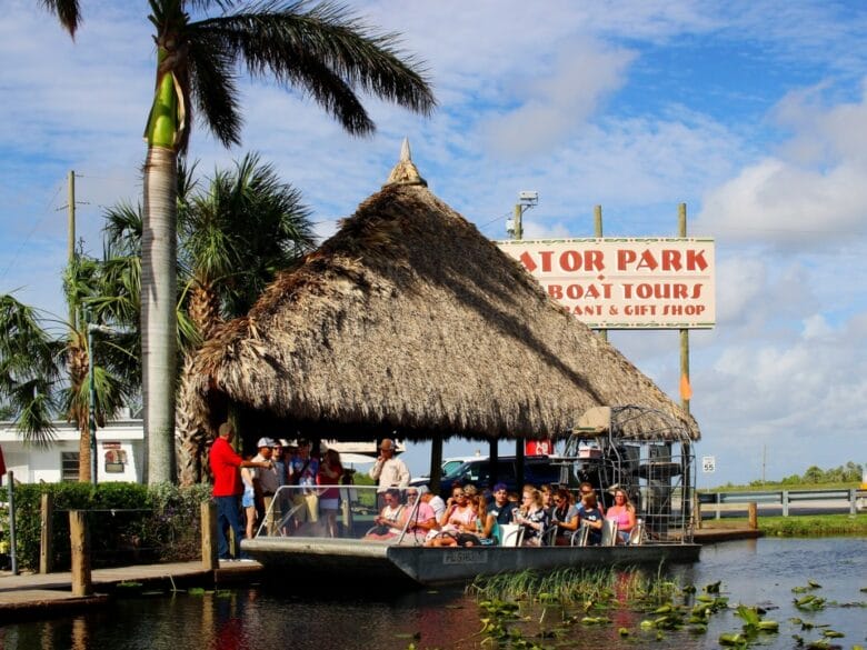 Visitantes embarcando en un airboat en Gator Park, uno de los operadores de excursiones m&aacute;s conocidos para descubrir los Everglades desde Miami.