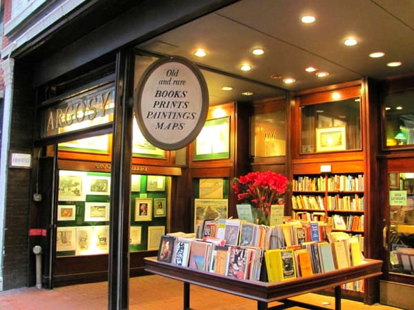 Fachada de Argosy Book Store, una librería antigua especializada en libros, grabados, pinturas y mapas en Nueva York.