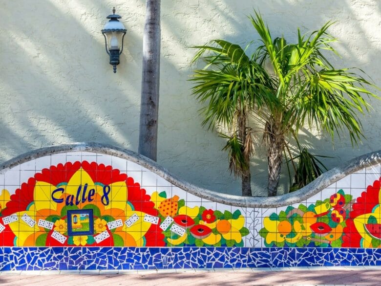 Mosaico de Calle Ocho en Little Havana Miami con palmeras, fichas de dominó y colores cubanos