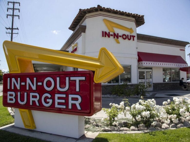 Fachada de un restaurante In-N-Out Burger en Estados Unidos con su cartel rojo y amarillo.