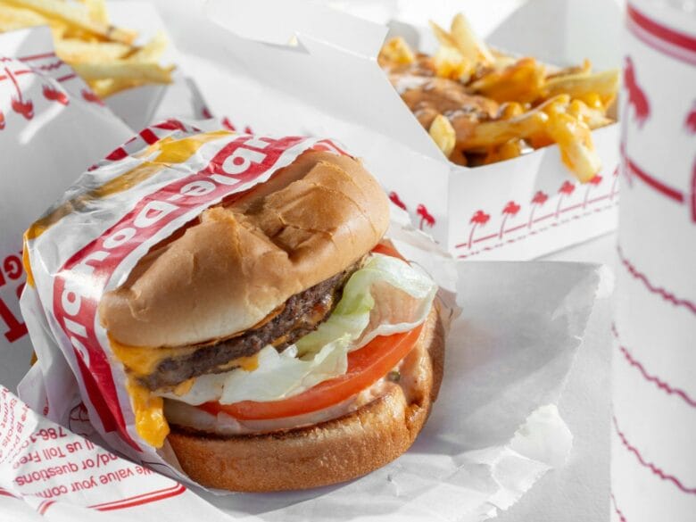 Hamburguesa con patatas de In-N-Out Burger, una cadena popular de comida r&aacute;pida en Estados Unidos.