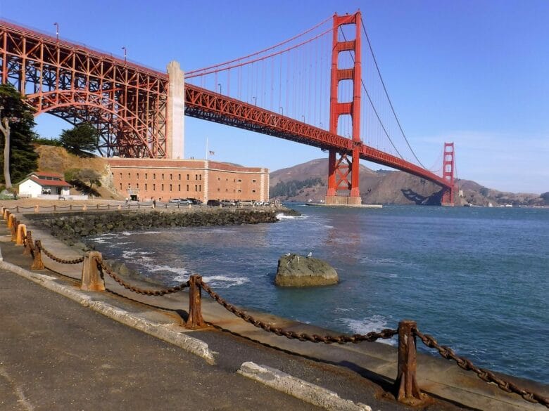 Fort Point bajo el Golden Gate Bridge en San Francisco, una localización vinculada a Vertigo y Ant-Man.