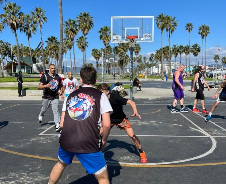 Viajeros de Trip Double en Venice Beach durante un viaje NBA a Los Angeles.