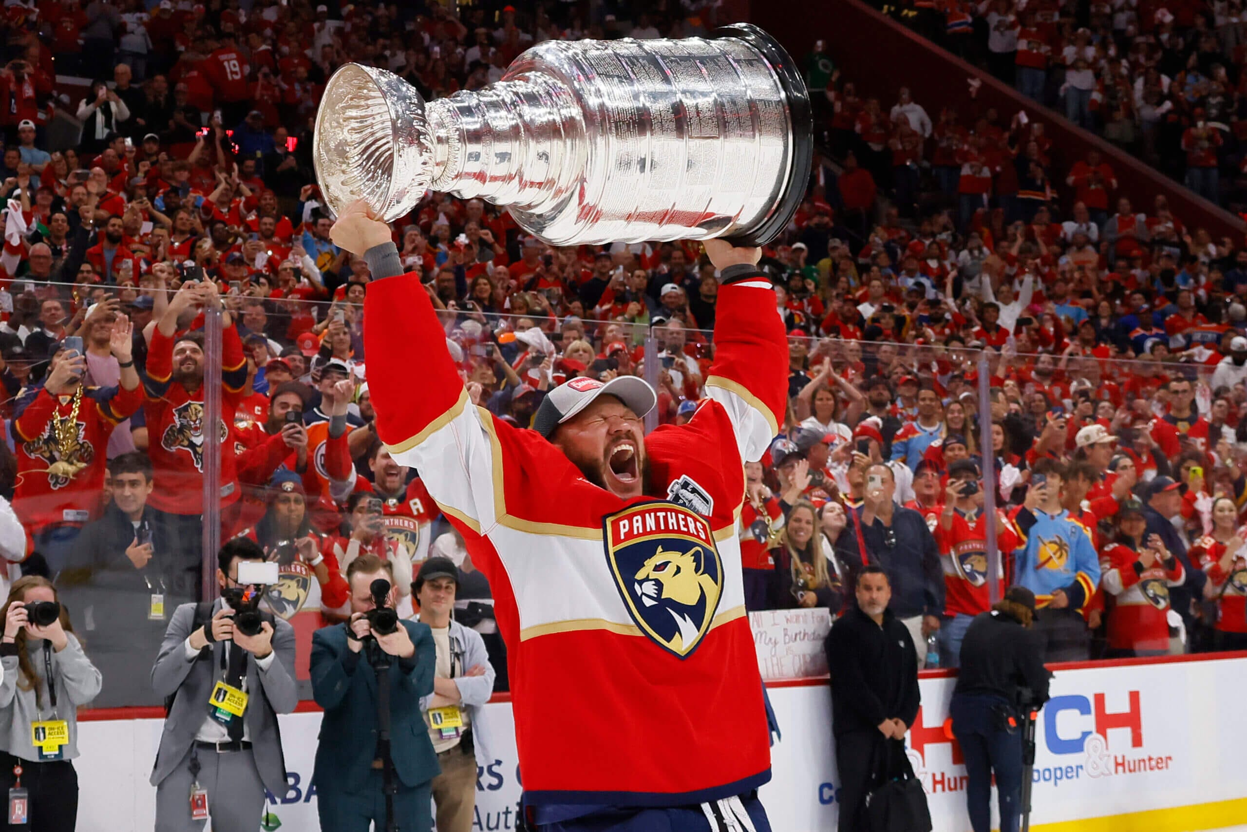 Los Florida Panthers celebran su victoria levantando la Copa Stanley 2025