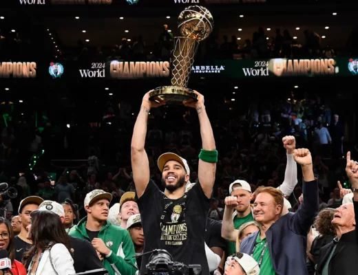 Célébration de la victoire lors des Finales NBA, joueurs des Celtics brandissant le trophée